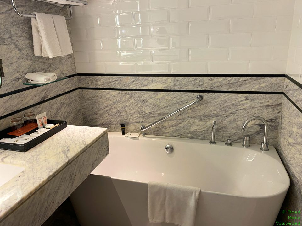 Welcomhotel by ITC Hotels Cathedral Road Chennai - Executive Club bathroom